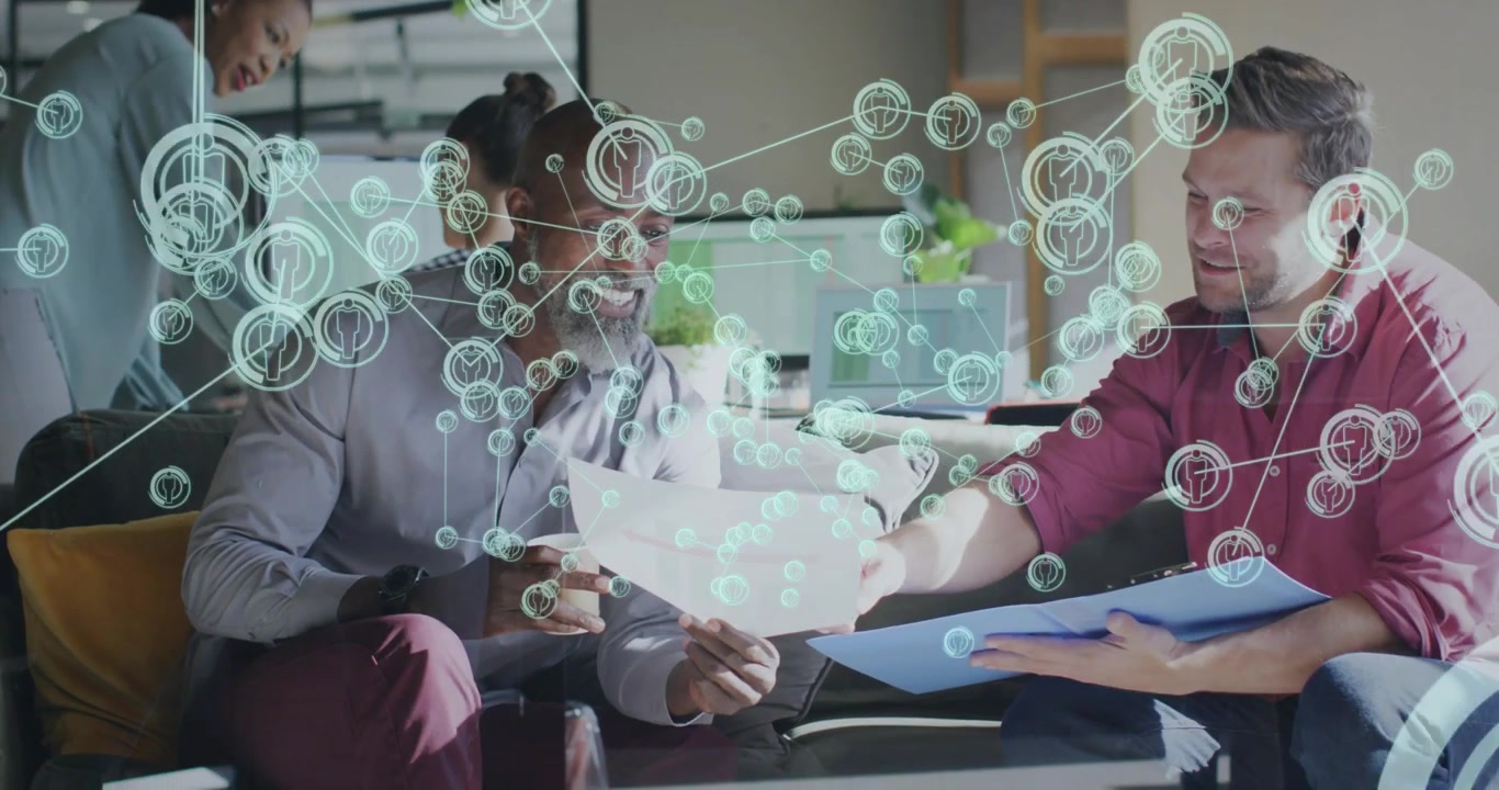 Vertikal video: To mænd på sofa gennemgår sider, peger, udveksler mappe, med AR (Augmented Reality) der vises over scenen.