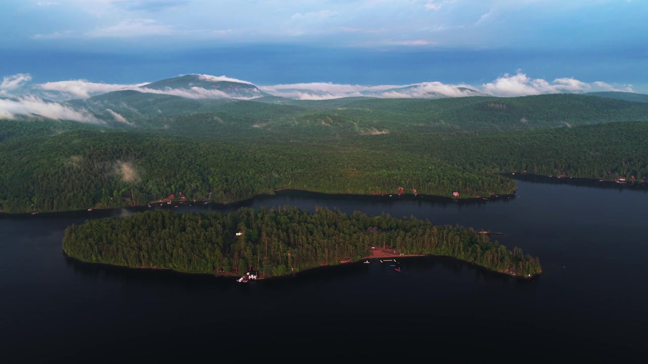 Pharaoh Mountainsin erämaa, ilmakuva dronella, Clarks WOL The Island, Adirondack-vuoret, auringonlasku, Schroon-järvi, Adirondackin metsä, kesän kultainen hetki, sumu, matalat pilvet, New Yorkin osavaltion pohjoisosat, maisemakuva