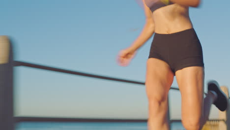 piernas, mujer y corriendo por velocidad en la playa