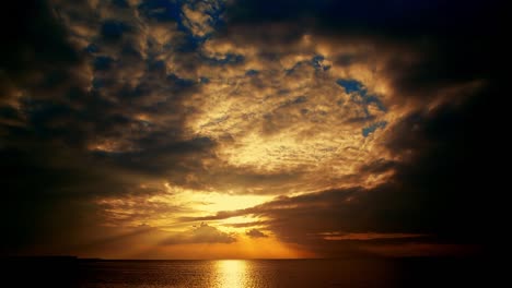 Dunkle-Warme-Farbe-Wolken-Meerblick-Wasserfluss-Nachts-In-Malmö-Schweden-Sommerzeit-Sonnenuntergang