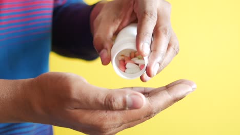 persona que toma pastillas de un frasco