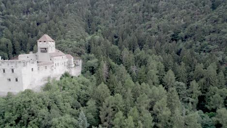 Video-Umkreist-Medien-Mit-Drohne-über-Der-Burg-Oder-Dem-Turm-Von-Natruno