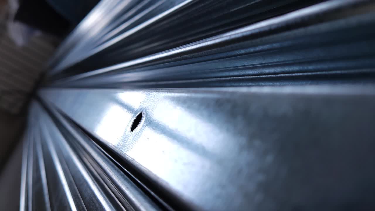 금속 프로파일: 창고에 있는 스테인리스 스 파이프의 어리, 굴착 된 금속 제품, 경제 금속 목록 가격 지수, 금융 위기, 벽 건물 부품