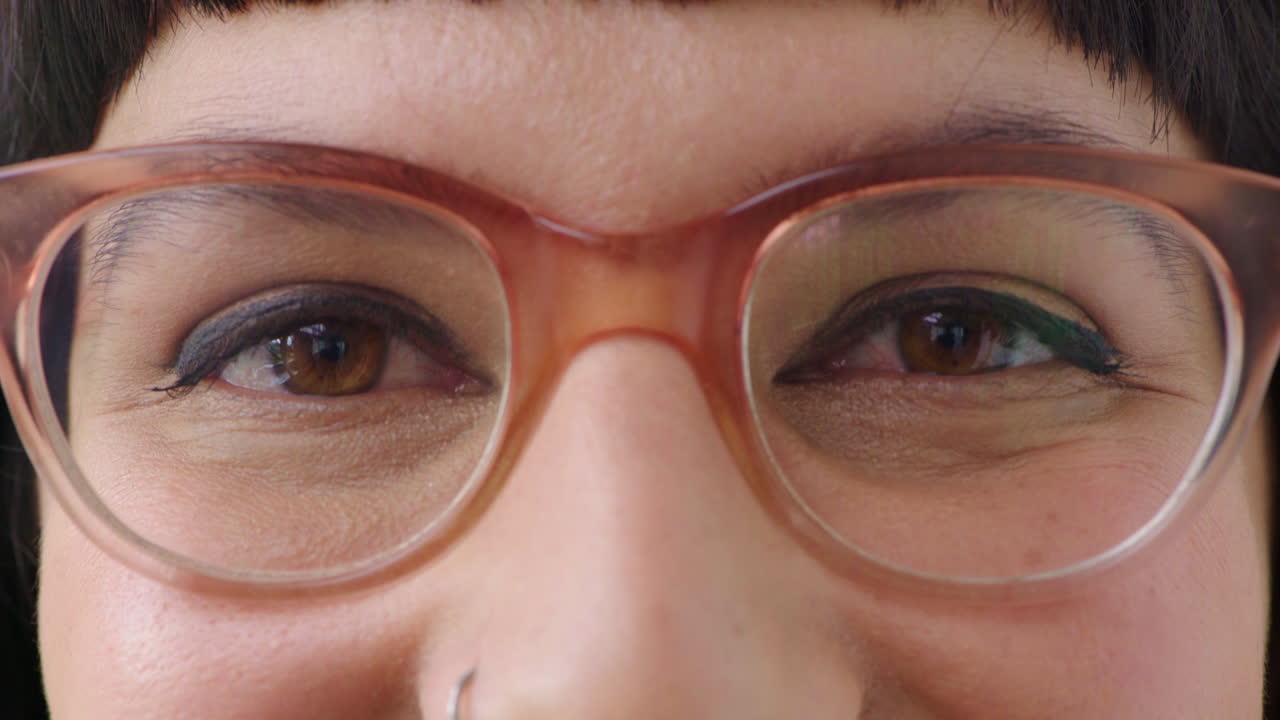 안경을 쓴 트렌디한 여성의 클로즈업