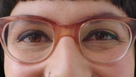 primer plano de una mujer de moda con gafas