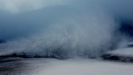 una nieve falsa soplando sobre los campos de tierra