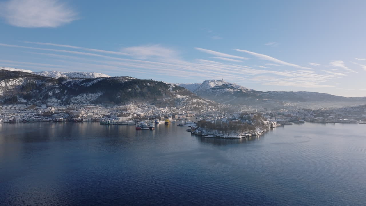 Inquadratura panoramica di apertura di Bergen, Norvegia, in una fredda e soleggiata giornata invernale.
