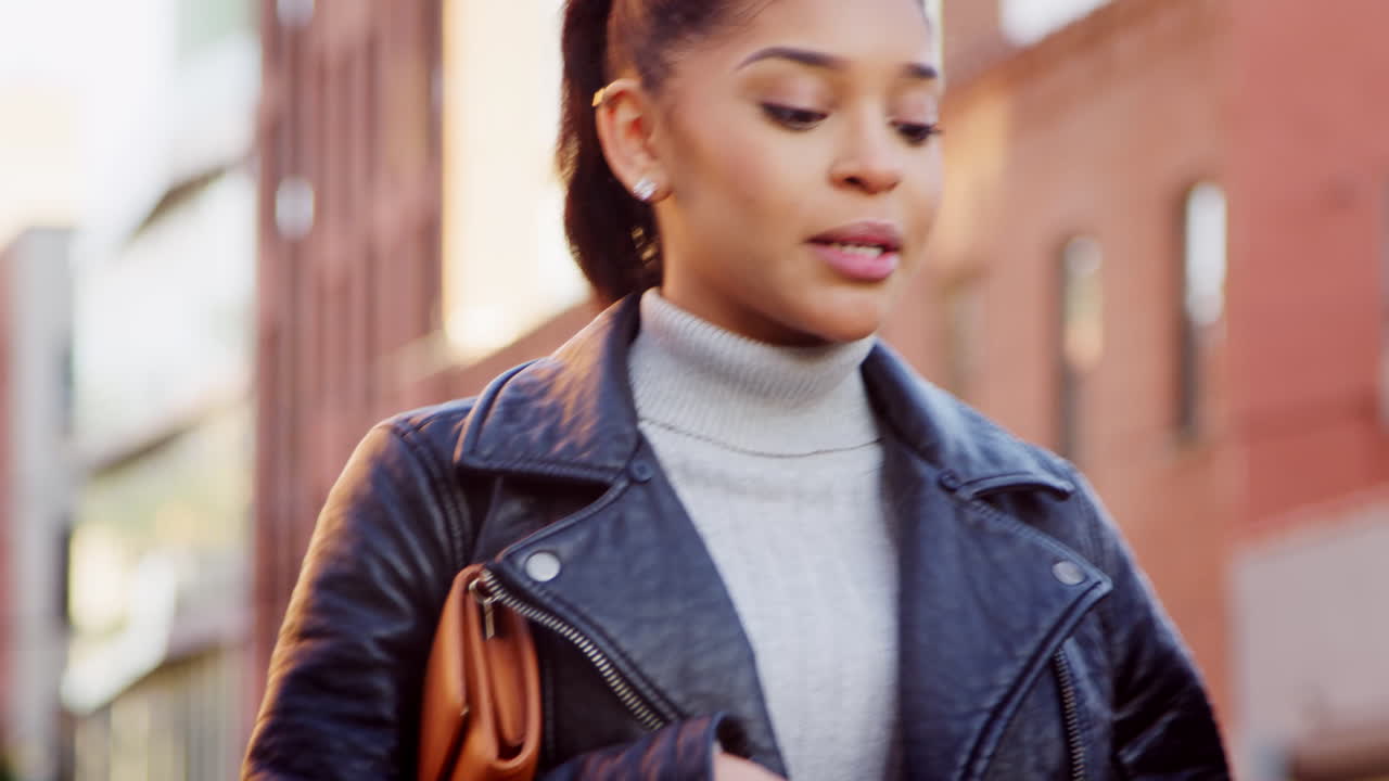 히스패닉 커플이 길거리에서 손을 잡고  ⁇ 고 있습니다.