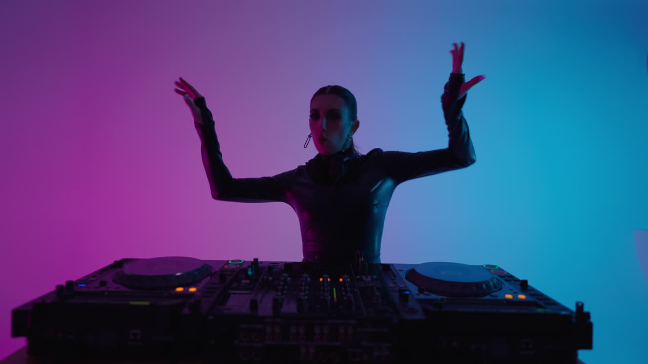 dj mujer mezclando música