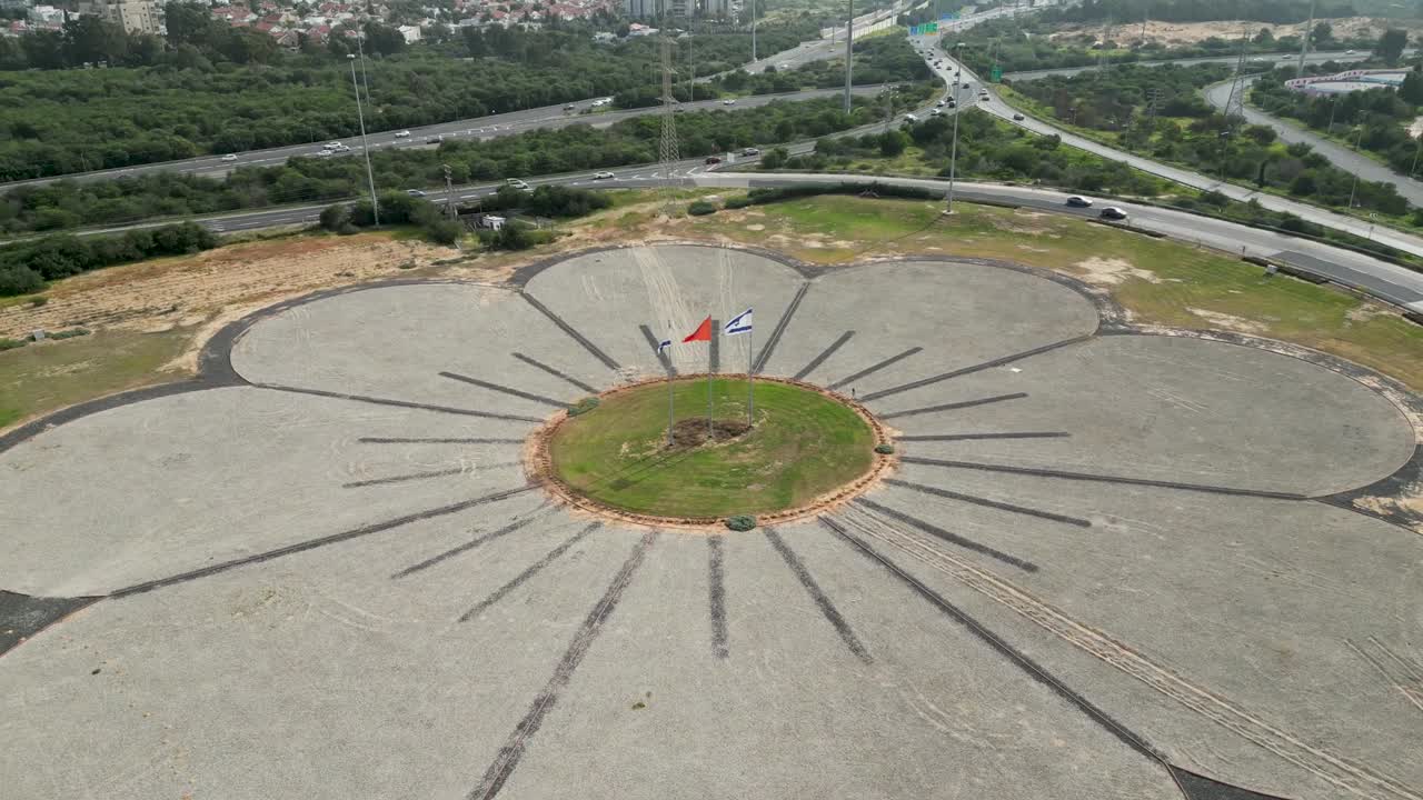 4k 고해상도 공중 드론 비디오 보기 - 이스라엘 국기와 꽃 고속도로 인터체인지 - 리손 레지온 - 이스라엘