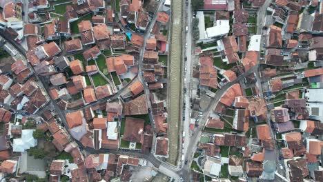 Luftaufnahme-Der-Stadt-Tetovo-In-Mazedonien,-Blick-Auf-Die-Schöne-Stadt-Und-überdachte-Häuser-Auf-Dem-Balkan