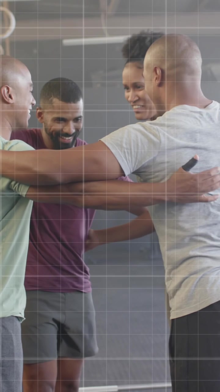 Animazione di un grafico che elabora dati su un gruppo fitness eterogeneo che si abbraccia e unisce le mani in palestra