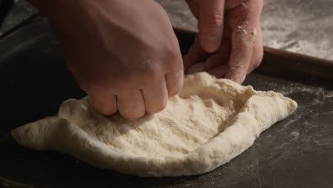 Teig-Kneten,-Adjaruli-Khachapuri-Bootsform-Machen,-Nahaufnahme-Auf-Händen