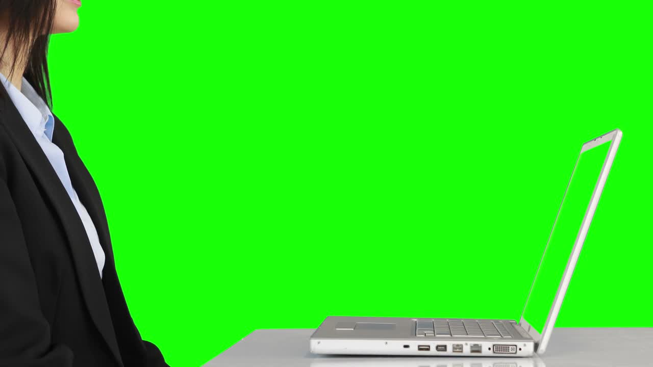 empresaria usando laptop