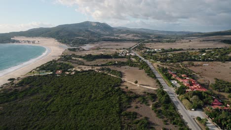 Drohnenaufnahme-Der-Spanischen-Küste-Mit-Der-Parallel-Verlaufenden-Autobahn-E-5