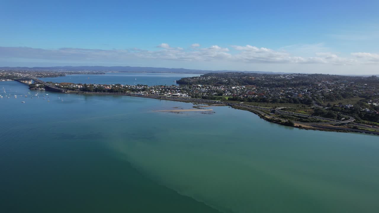 autopista del norte ocupada y autopista del norte de auckland en la costa de shoal bay en nueva zelanda