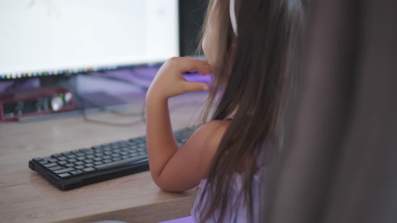 una niña con un hermoso vestido está dibujando en una computadora personal