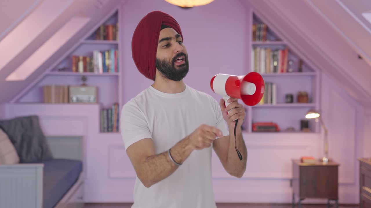 Uomo indiano Sikh che protesta per i diritti