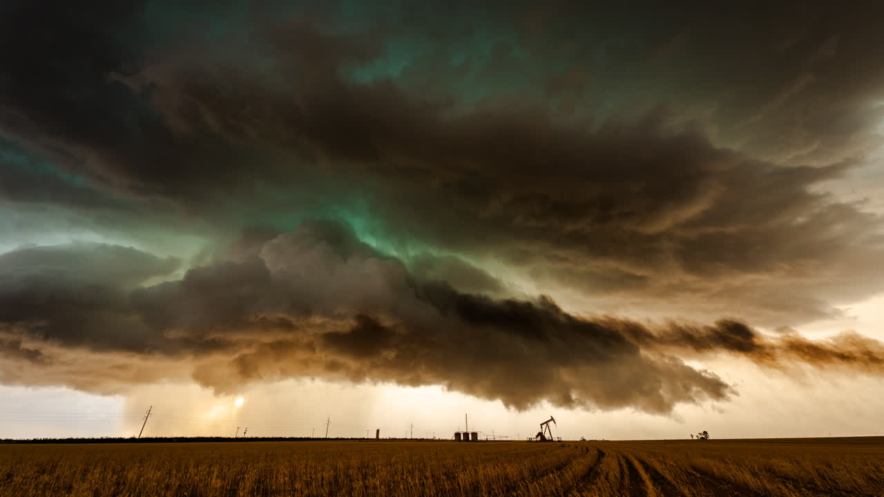 Nuvens de tempestade dramáticas formando padrões ondulados em um céu escuro com intensa movimentação climática