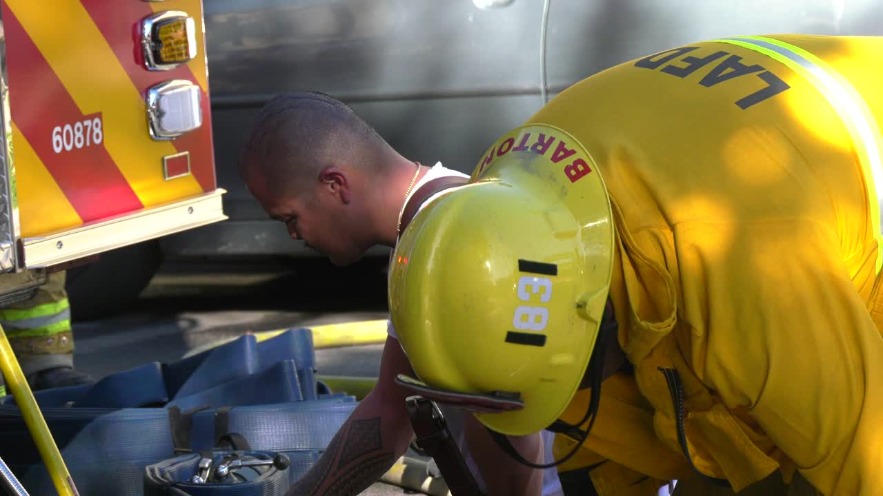 los bomberos responden a la llamada del 911