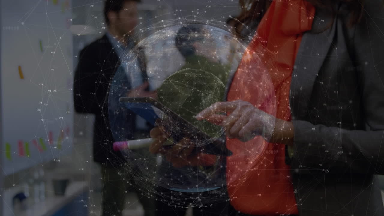 animación del procesamiento de datos sobre una mujer de negocios caucásica que usa una tableta