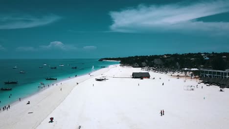 Vuelo-Aéreo-Suave-Volar-Desde-Arriba-Hacia-Abajo-Grúa-Drone-Disparado-En-El-Paraíso-Arena-Blanca-Playa-De-Ensueño-Agua-Azul-En-Zanzíbar,-áfrica-Tanzania-2019