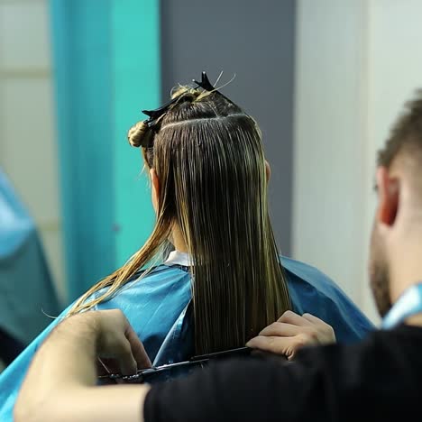 peluquera cortando el cabello de su cliente