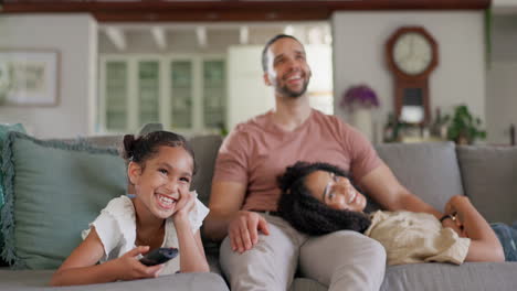 Glückliche-Familie,-Bindung-Und-Fernsehen-Auf-Dem-Sofa