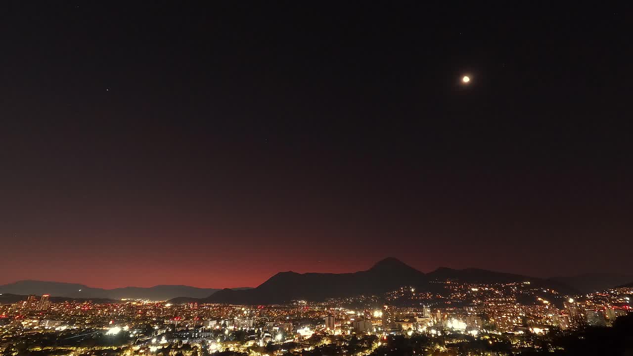 timelapse de la puesta del sol de la ciudad con la luna y las estrellas, santiago de chile