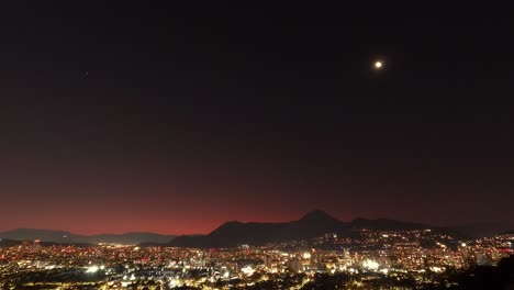 Timelapse-De-La-Puesta-Del-Sol-De-La-Ciudad-Con-La-Luna-Y-Las-Estrellas,-Santiago-De-Chile