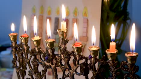 video de cerca de 4k de la menorá judía encendida con las ocho velas durante la festividad de hannukah - israel