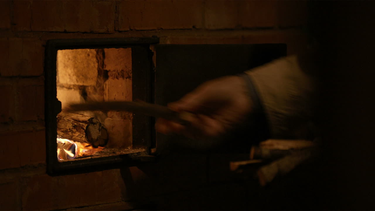 스토브 에 연료 를 넣는 것