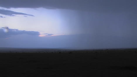 La-Lluvia-Comienza-A-Descender-En-Las-Llanuras-De-África