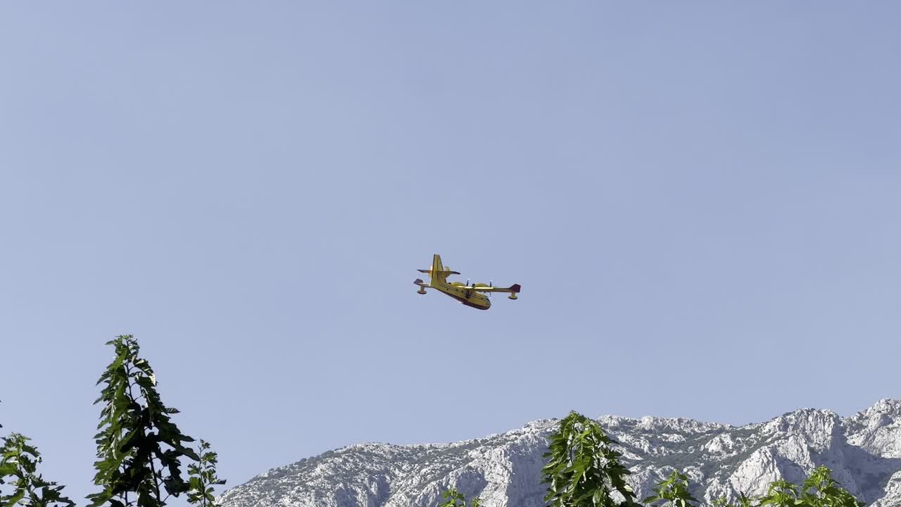 낮게 날아다니는 산 근처의 공중에서 비행기