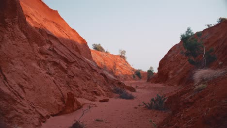 Spaziergang-In-Eine-Rote-Schlucht-In-Vietnam