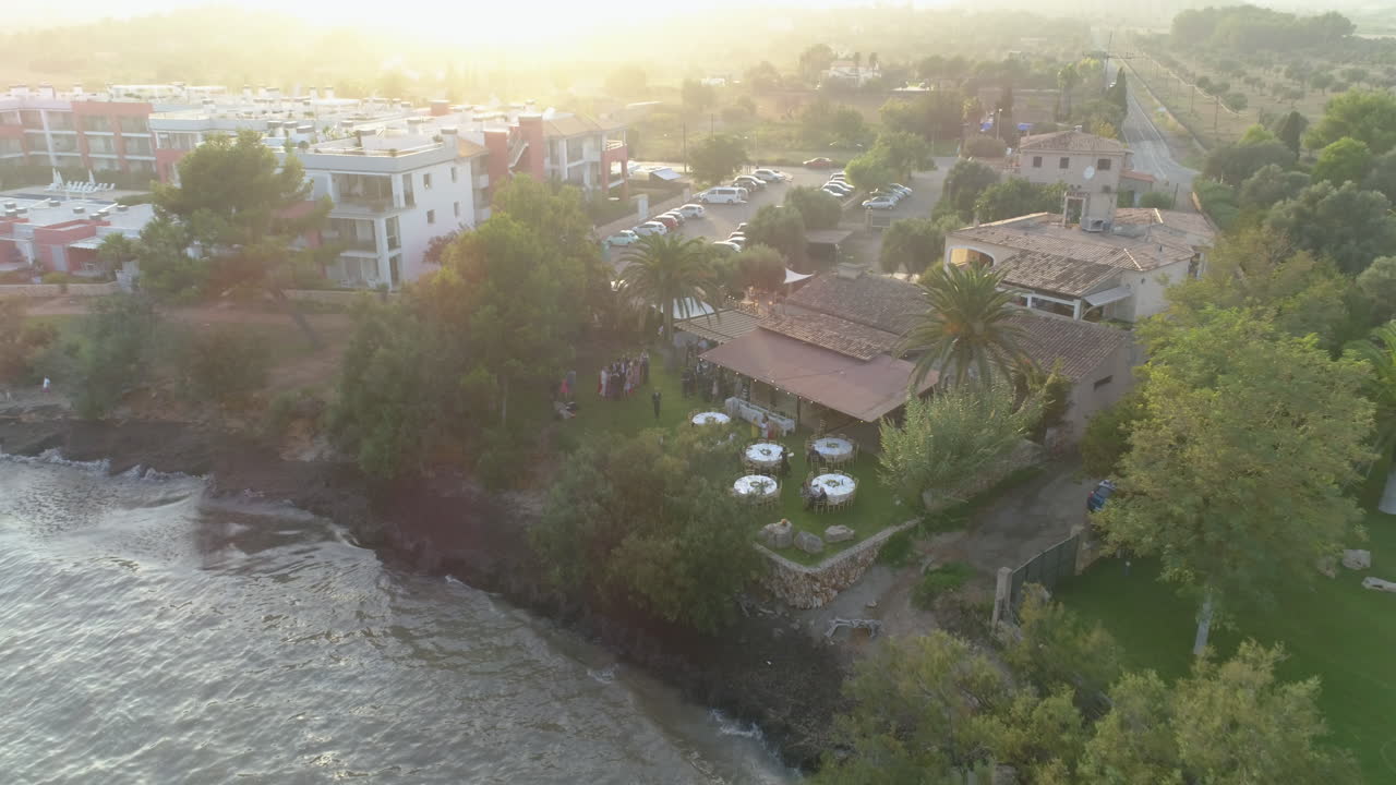 마요르카에서 바다 에서 파티하는 사람들의 드론, 아름다운 일몰, 4k