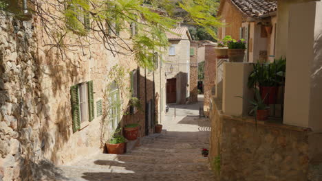 Quaint-stone-village-pathway-in-Deia,-Mallorca-on-a-sunny-day