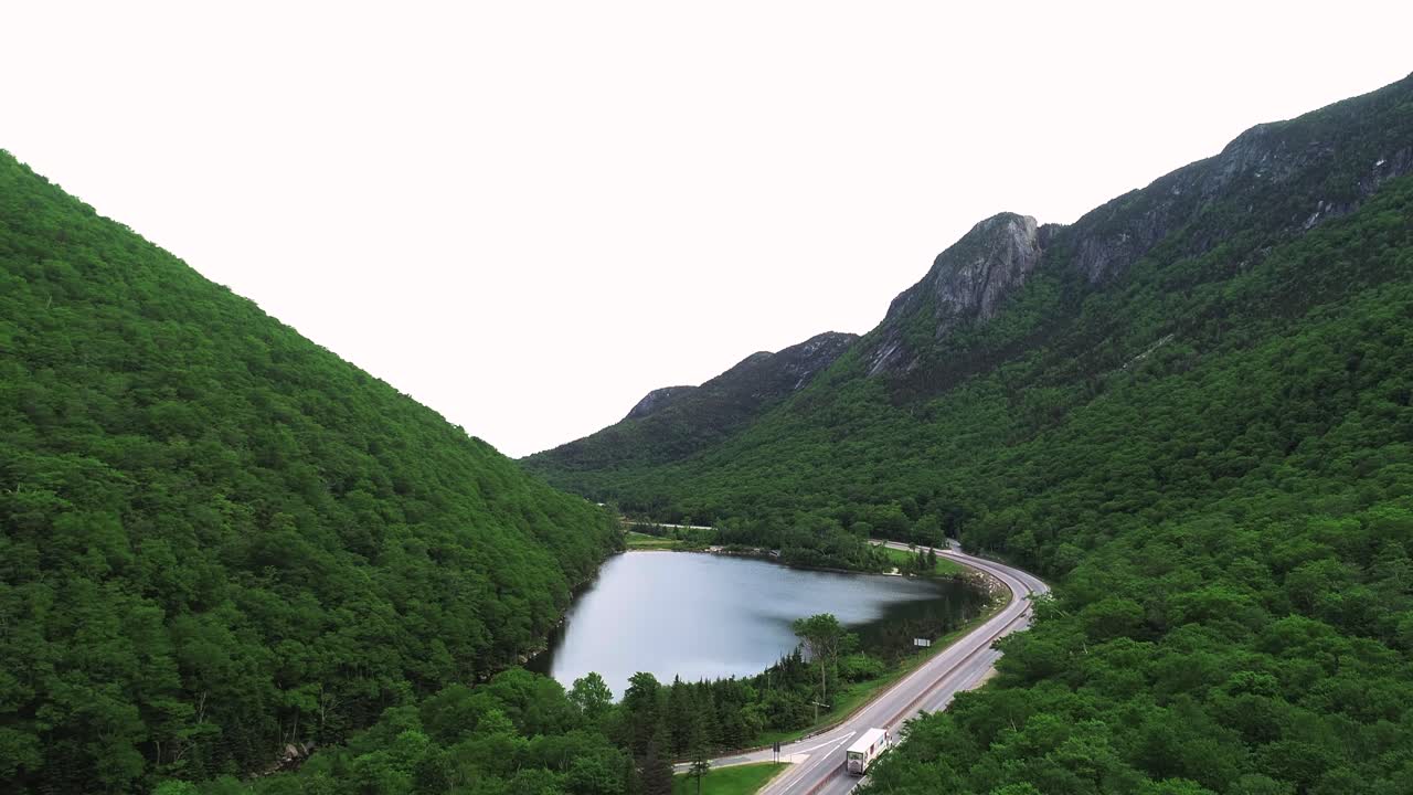 산, 나무, 호수가 있는 nh 화이트 마운틴의 경치 좋은 고속도로 드론 영상