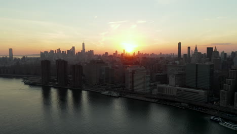 Increíble-Horizonte-Con-Siluetas-De-Rascacielos-Del-Centro-Contra-La-Colorida-Puesta-De-Sol.-Manhattan,-Ciudad-De-Nueva-York,-Estados-Unidos