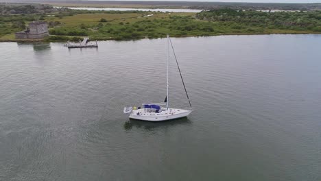 Ein-Segelboot-Mit-Großem-Mast-Ohne-Segel-Im-Matanzas-River,-Florida