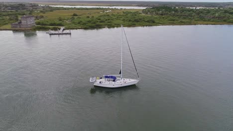 un velero de gran mástil sin vela en el río matanzas, florida