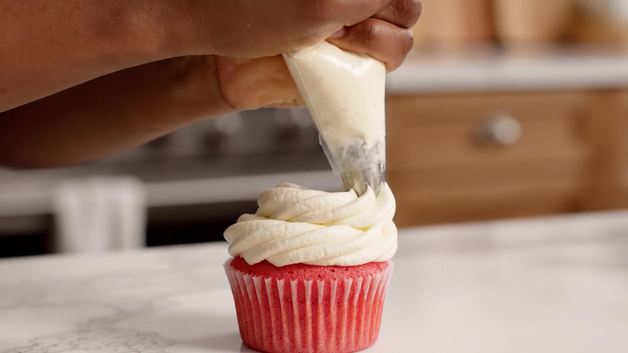 Una guida passo-passo per decorare deliziosi cupcake red velvet con glassa cremosa per qualsiasi celebrazione o riunione.