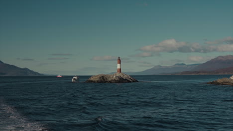 Rot-weißer-Leuchtturm-Mitten-Im-Ozean