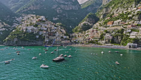 Positano-Italien-Luftaufnahme-V4-Atemberaubender-Rückwärtsflug-Mit-Drohne,-Der-Die-Meeresbucht,-Die-Küstenstadt-An-Den-Klippen,-Das-Türkisfarbene-Wasser-Und-Die-Malerischen-Ausblicke-Auf-Die-Nachbarschaft-Einfängt-–-Aufgenommen-Mit-Mavic-3-Cine-–-Mai-2023