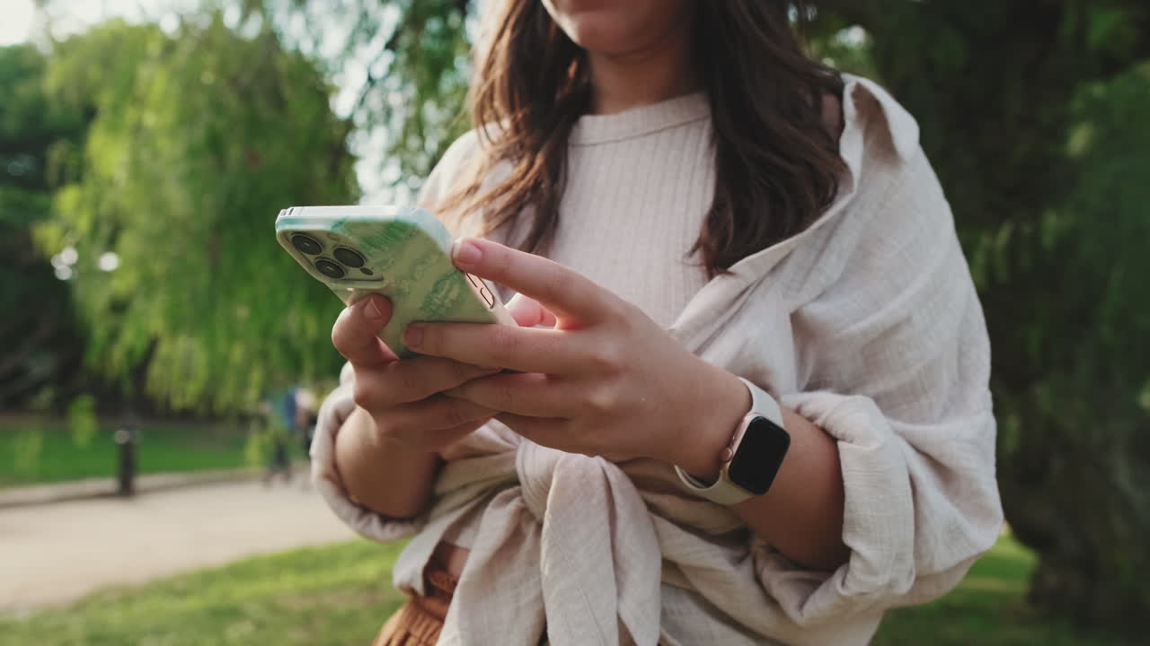 Donna che utilizza il telefono nel parco