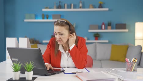 Home-Office-Mitarbeiterin,-Die-Nervös-Am-Laptop-Wartet.