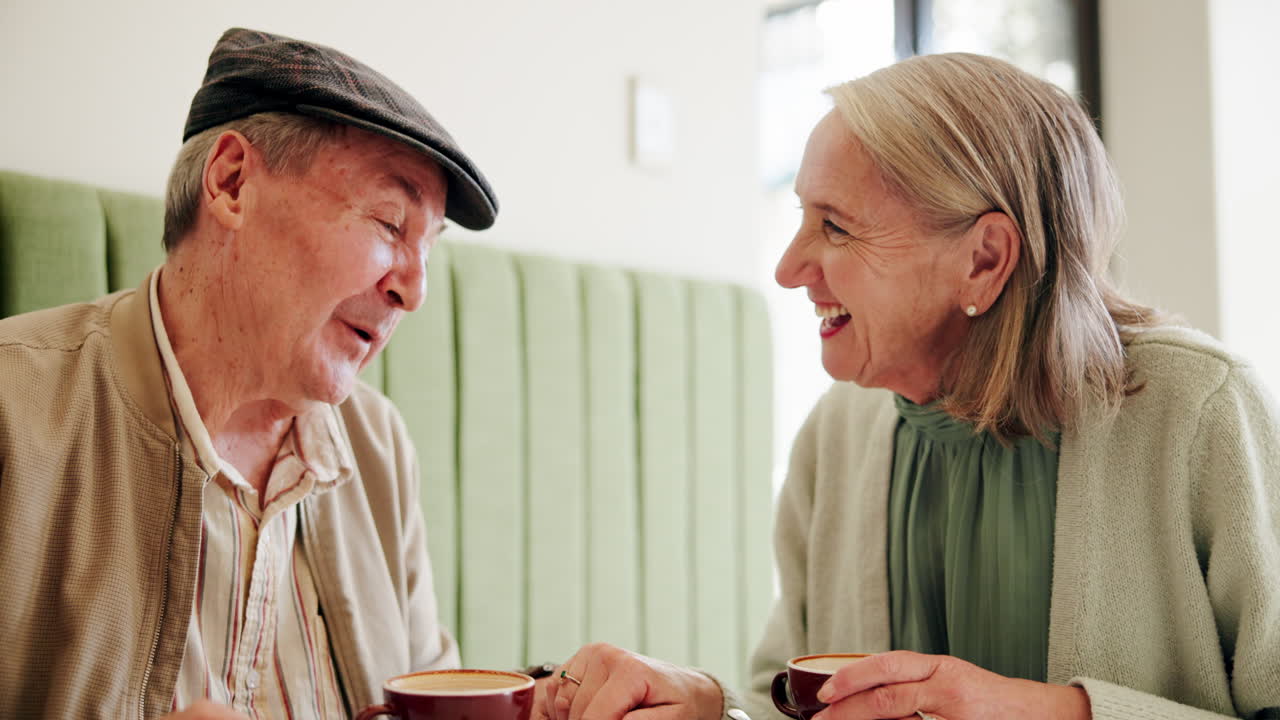 커피를 즐기는 행복한 노인 부부