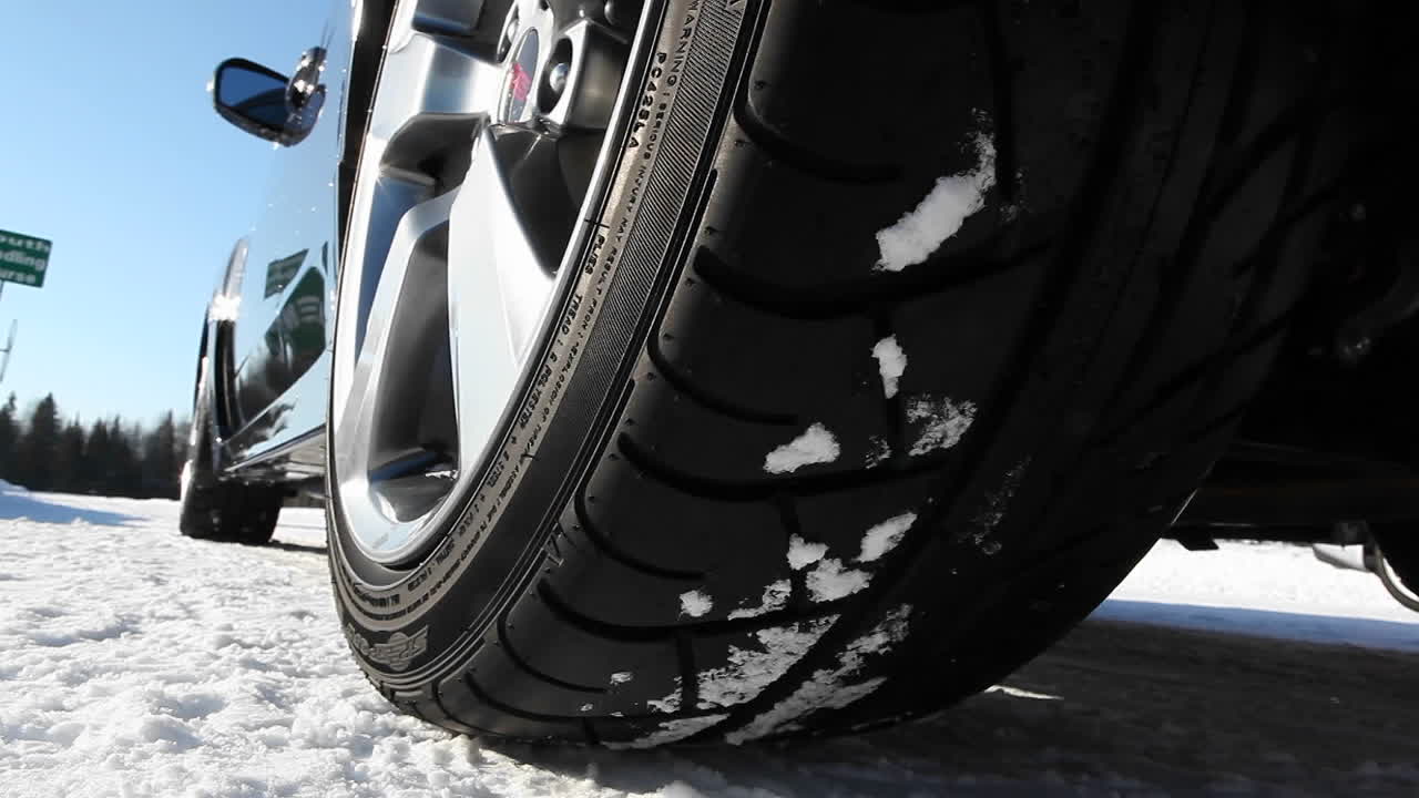 눈 덮인 도로를 달리는 자동차