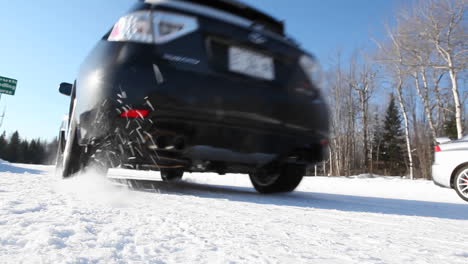 一輛車在被雪覆蓋的路上行駛