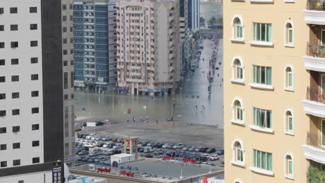 Situación-Meteorológica-En-Los-Emiratos-Árabes-Unidos:-Calles-Llenas-De-Agua-De-Lluvia-Y-Coches-Atrapados-En-El-Agua.